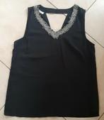 Zwarte top met V decolleté kleine kraaltjes versiering, Zwart, Ophalen of Verzenden, Gedragen, Maat 36 (S)