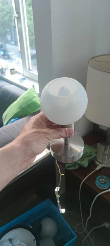 Metalen Wandlamp met Glazen Kap beschikbaar voor biedingen