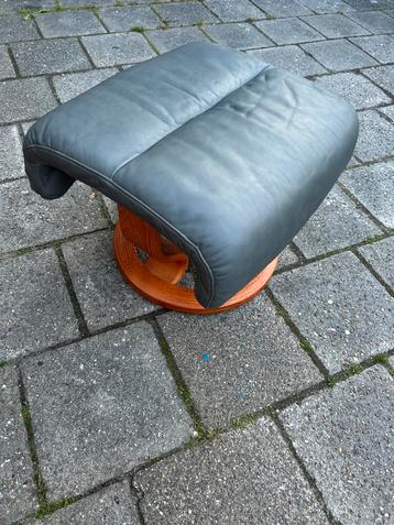 Echte stressless voetbank, hocker in topstaat beschikbaar voor biedingen