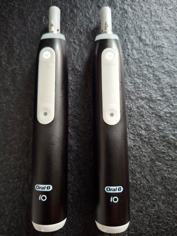 Te koop (2 stuks)Oral B IO 3 serrie elektrisch tandenborstel beschikbaar voor biedingen