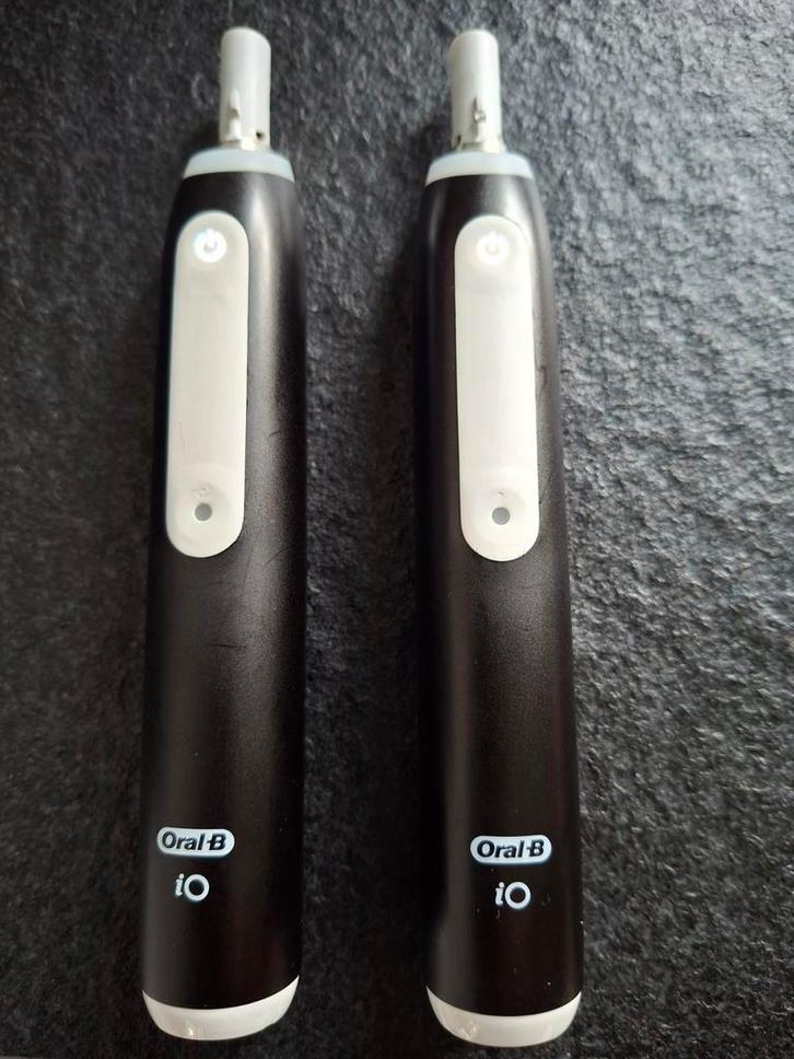 Te koop (2 stuks)Oral B IO 3 serrie elektrisch tandenborstel, Sieraden, Tassen en Uiterlijk, Uiterlijk | Mondverzorging, Zo goed als nieuw