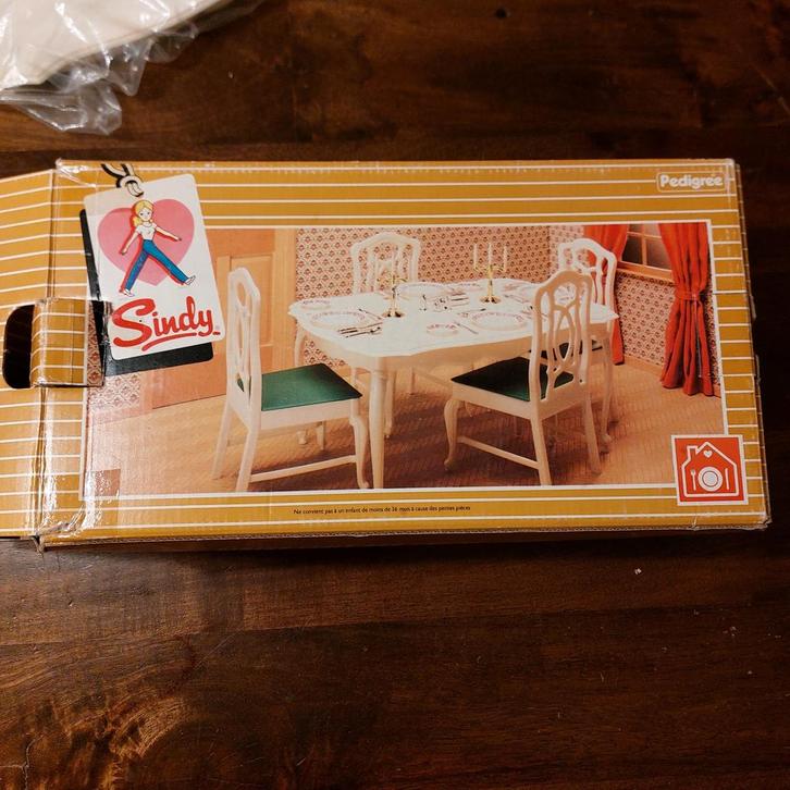 Sindy eettafel met stoelen inclusief originele doos., Verzamelen, Poppenhuizen en Toebehoren, Gebruikt, Poppenhuis, Ophalen of Verzenden