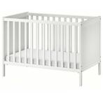 SUNDVIK Crib white, 27 1/2x52 with  crib mattresses, Kinderen en Baby's, Ophalen of Verzenden, Zo goed als nieuw