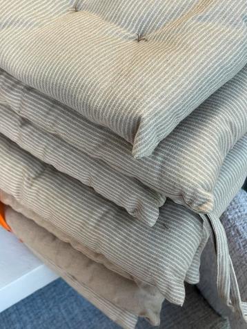 8 mooie beige kussentjes zittingen beschikbaar voor biedingen