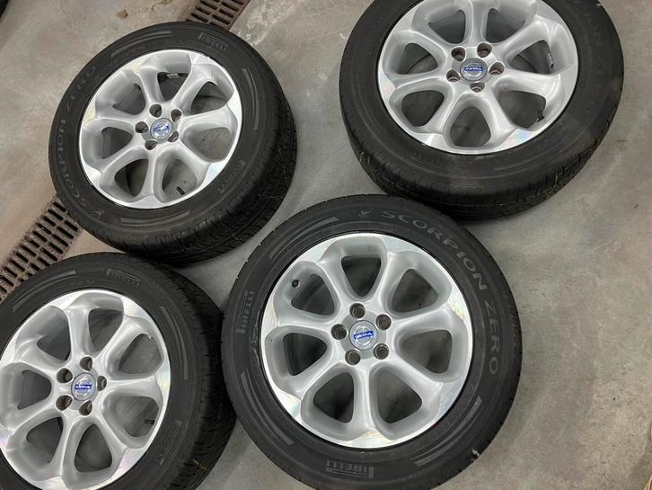 Originele Volvo XC70 velgen met pirelli zomerbanden 17 inch, Auto-onderdelen, Banden en Velgen, Banden en Velgen, Zomerbanden