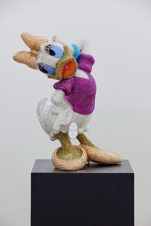 Angela Gomes - Daisy duck swarovski beeld katrien, Antiek en Kunst, Kunst | Designobjecten, Ophalen of Verzenden