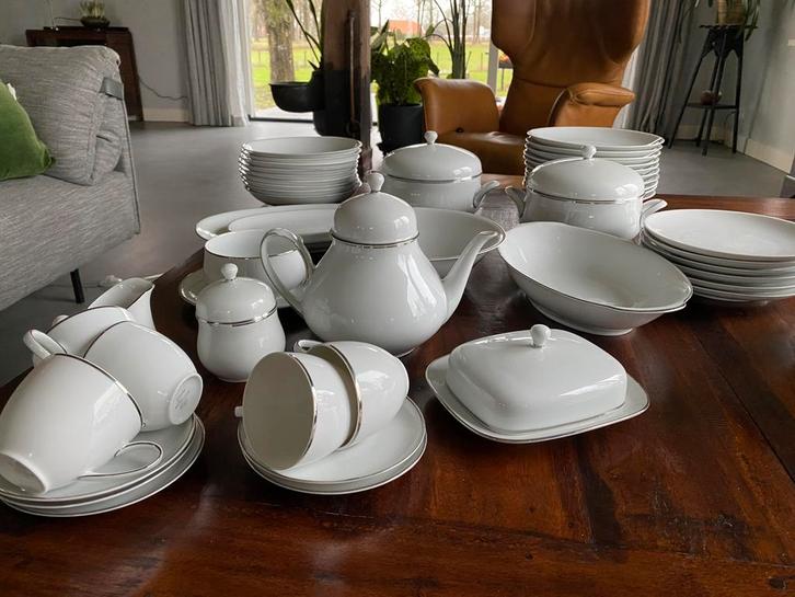 Hutschenreuther, chique (kerst) servies met zilveren randje, Huis en Inrichting, Keuken | Servies, Zo goed als nieuw, Compleet servies