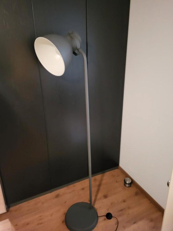 Ikea Hektar Staande Lamp - donkergrijs, Huis en Inrichting, Lampen | Vloerlampen, Zo goed als nieuw, 150 tot 200 cm, Metaal, Ophalen