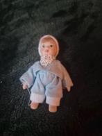 poppenhuis miniaturen porseleinen popje 7 cm, Verzamelen, Poppenhuizen en Toebehoren, Ophalen of Verzenden, Zo goed als nieuw