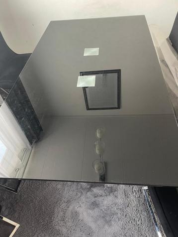 Mooie tafel beschikbaar voor biedingen