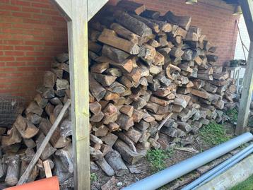 Gekloofd droog haardhout beschikbaar voor biedingen