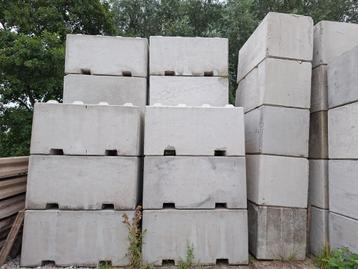 Betonblokken | stapelblokken | heftrucksleuven beschikbaar voor biedingen