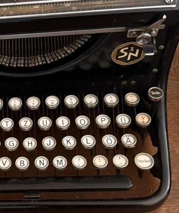 Antieke Ideal Typemachine met Houten Koffer beschikbaar voor biedingen