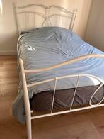 Twijfelaar: Metaal sierlijk wit bed voor 1 a 2 personen, Huis en Inrichting, Slaapkamer | Bedden, Ophalen, Wit, Romantisch, 140 cm