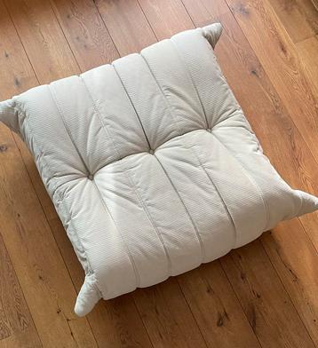 Ligne Roset Togo Poef Beige Vierkant beschikbaar voor biedingen