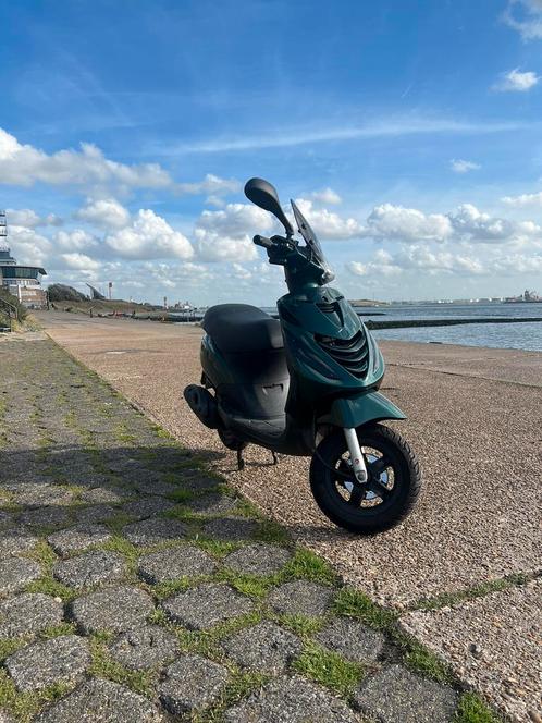 Zip 80cc malossi met begrenzer, Fietsen en Brommers, Scooters | Piaggio, Zo goed als nieuw, Zip, Maximaal 45 km/u, Benzine, Ophalen