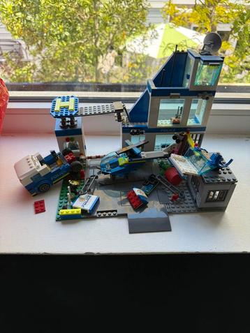 Politie lego  beschikbaar voor biedingen