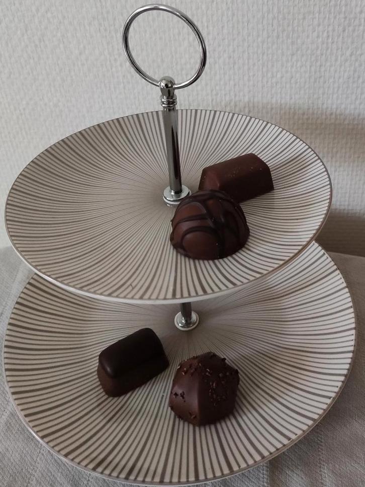 Loft: Porseleinen etagère met 2 etages, Huis en Inrichting, Woonaccessoires | Etagères, Ophalen of Verzenden