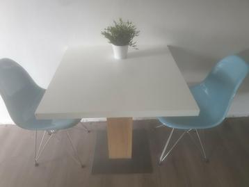 Eettafel met 2 stoelen  beschikbaar voor biedingen