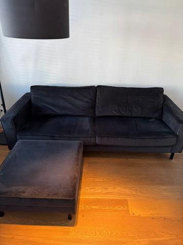 Brede tweezitsbank met hocker