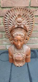 Houten beeld van een Balinese godin, Ophalen