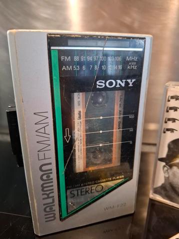 VINTAGE RETRO WERKEND SONY WM-F22 WALKMAN CASSETTE RADIO  beschikbaar voor biedingen