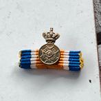 Revers strikje baton EREMEDAILLE ORANJE NASSAU IN BRONS, Nederland, Ophalen of Verzenden, Landmacht, Lintje, Medaille of Wings