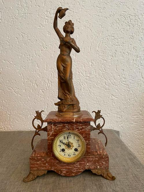 Antieke Franse Schouwpendule met beeld rood marmer voetstuk, Antiek en Kunst, Antiek | Klokken, Ophalen