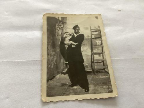 Vintage Foto Matroos met Baby - Jaren '60 Zwart-Wit, Verzamelen, Militaria | Algemeen, Ophalen of Verzenden