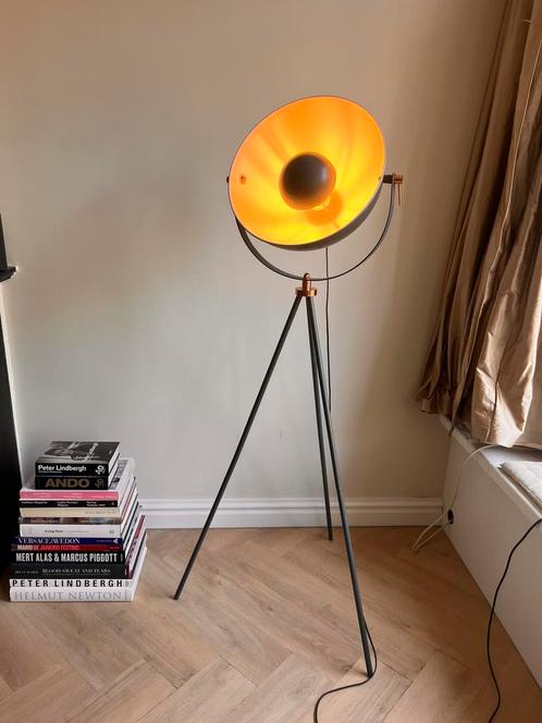 Made.co m staande vloerlamp driepoot, Huis en Inrichting, Lampen | Vloerlampen, Zo goed als nieuw, 100 tot 150 cm, Metaal, Ophalen