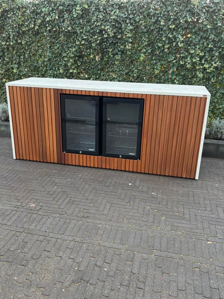 Maatwerk buitenkeuken. type 'Modern Cool’. Incl. 2x mini-bar, Maatwerk, Houtskool, Vrijstaand, Nieuw