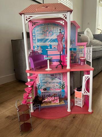Roze Barbie Poppenhuis beschikbaar voor biedingen