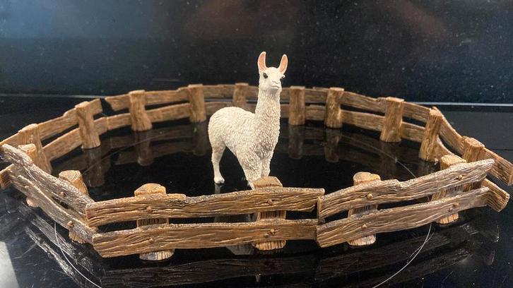 Schleich Hekwerk met witte lama (42045), Verzamelen, Dierenverzamelingen, Zo goed als nieuw, Beeldje of Figuurtje, Paard, Ophalen of Verzenden