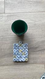 25 dobbelstenen met gooibeker, Hobby en Vrije tijd, Gezelschapsspellen | Overige, Ophalen, Zo goed als nieuw