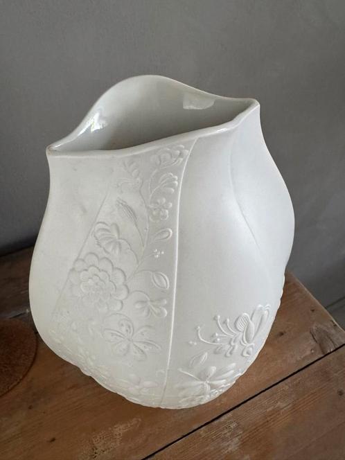 Witte biscuit vaas groot A Kaiser porselein, Huis en Inrichting, Woonaccessoires | Vazen, Minder dan 50 cm, Ophalen of Verzenden