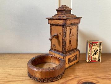Houten mini dorpspomp ouderwets ambachtelijk houtsnijwerk beschikbaar voor biedingen