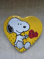 SNOOPY MET BLOEMETJES OP BLIK IN VORM VAN HART., Verzamelen, Ophalen of Verzenden, Gebruikt