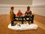 Lemax beeldje – 3 mensen op hekwerk in winters landschap, Diversen, Kerst, Ophalen of Verzenden, Zo goed als nieuw