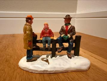 Lemax beeldje – 3 mensen op hekwerk in winters landschap beschikbaar voor biedingen