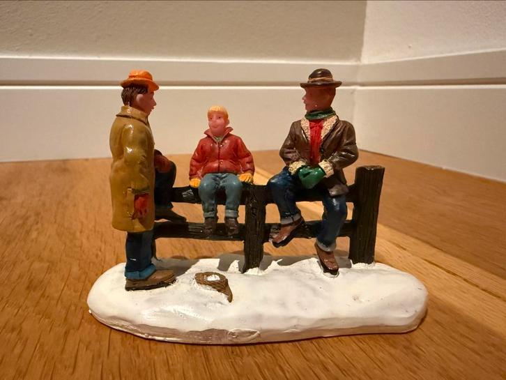 Lemax beeldje – 3 mensen op hekwerk in winters landschap, Diversen, Kerst, Zo goed als nieuw, Ophalen of Verzenden