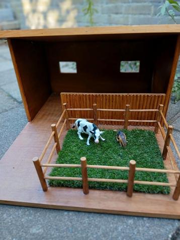 Houten Kinderboerderij met Dieren beschikbaar voor biedingen