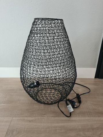Moderne zwarte tafellamp van draadmetaal. Grote fitting. beschikbaar voor biedingen