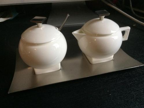 Roomstel met mat rvs plateau Tramontina suikerpot en melkkan, Huis en Inrichting, Keuken | Servies, Nieuw, Overige typen, Overige stijlen
