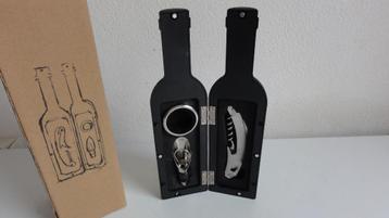 Wijnset, wijnaccessoires in wijnfles vorm, leuk cadeau beschikbaar voor biedingen
