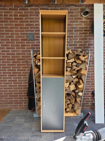 Houten Kast met Deur en Planken beschikbaar voor biedingen