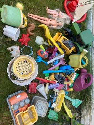 Buiten /zandbak speelgoed GRATIS beschikbaar voor biedingen