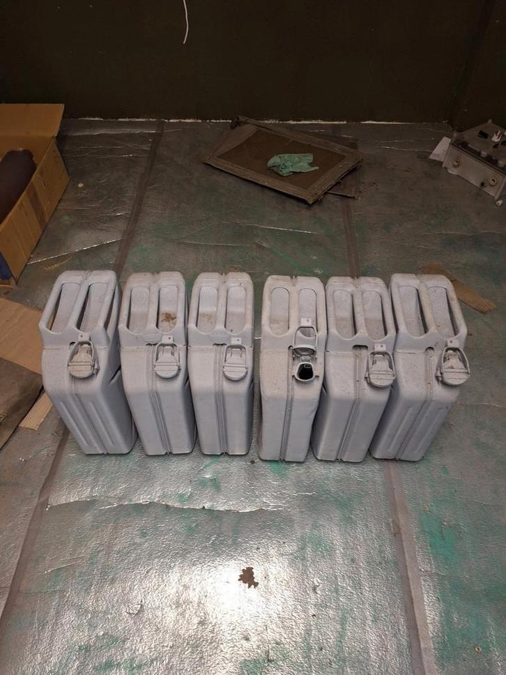 6 gebruikte Jerrycans in primer, Verzamelen, Militaria | Algemeen, Landmacht, Overige typen, Ophalen of Verzenden