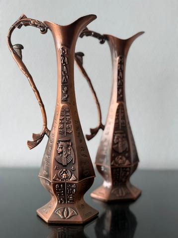 2 vazen in Egyptische stijl – koperkleurig met reliëf beschikbaar voor biedingen