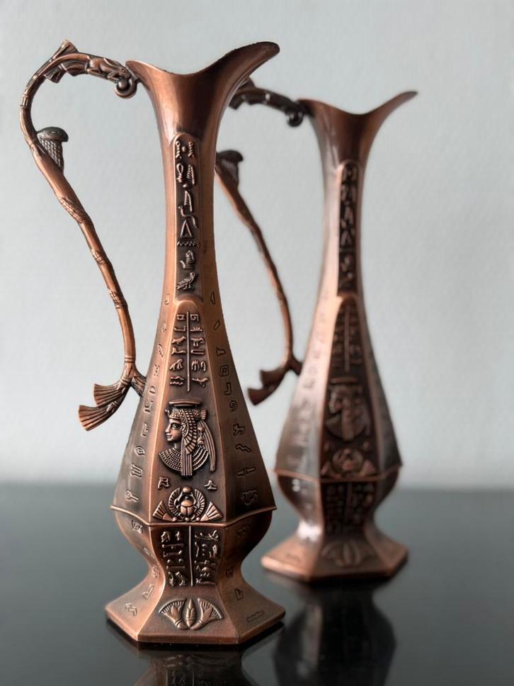 2 vazen in Egyptische stijl – koperkleurig met reliëf, Antiek en Kunst, Antiek | Vazen, Ophalen of Verzenden