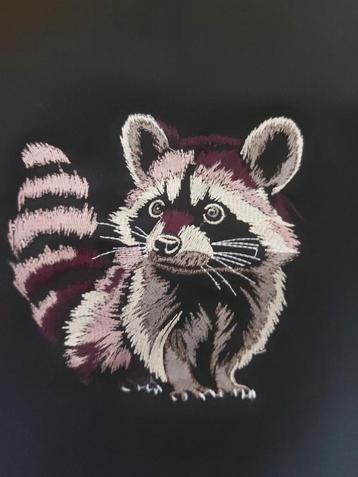 Schattig geborduurd wasbeertje op een lapje stof.
De afmetin beschikbaar voor biedingen